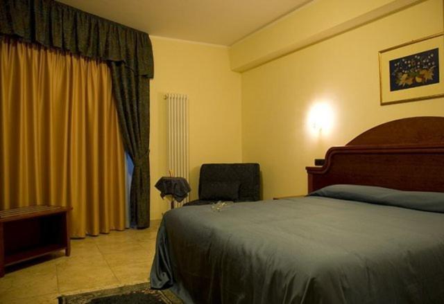 Hotel Duca Di Calabria Сера Сан Бруно Екстериор снимка