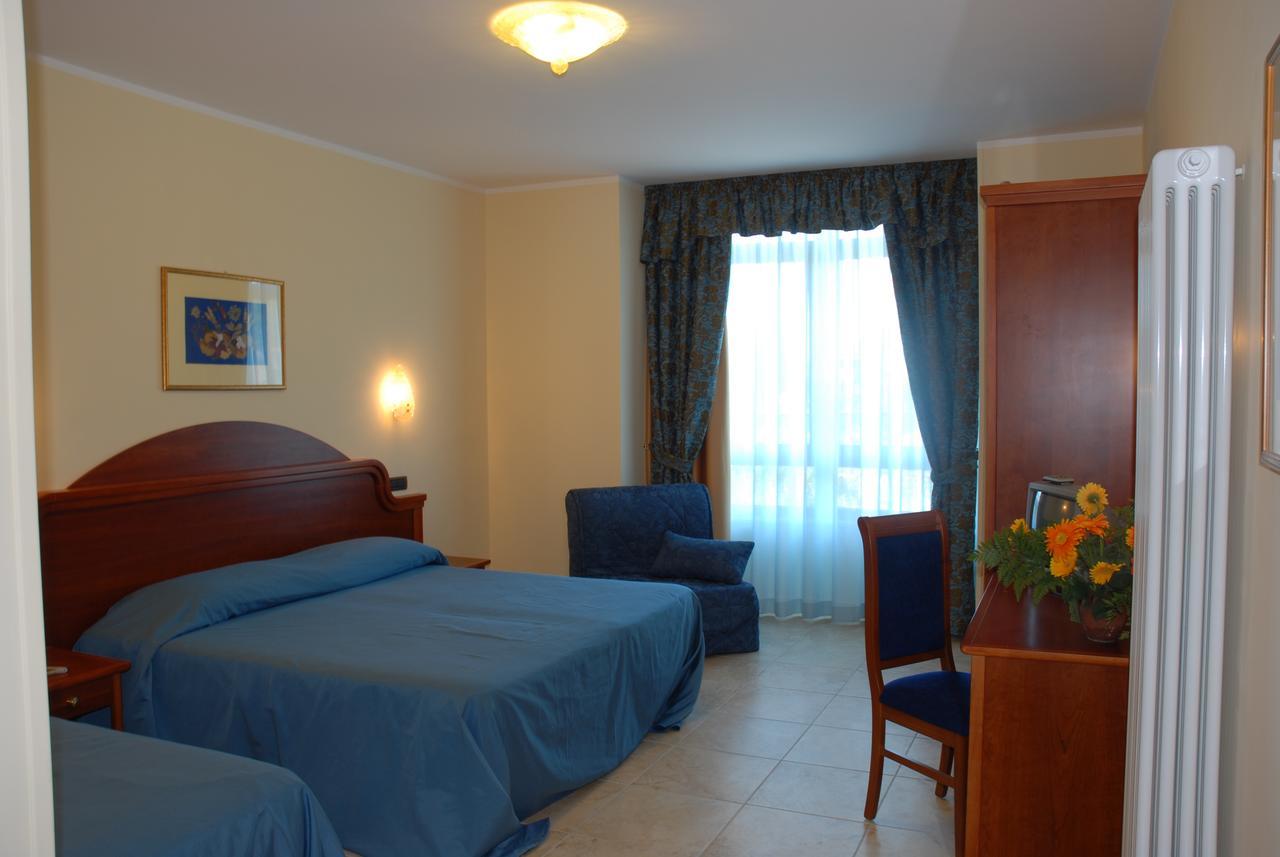 Hotel Duca Di Calabria Сера Сан Бруно Екстериор снимка