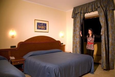 Hotel Duca Di Calabria Сера Сан Бруно Стая снимка